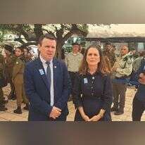 חברי הכנסת מיכל וולדיגר ויבגני סובה בבית העלמין ברעננה ביום הזיכרון. | קובי דהן