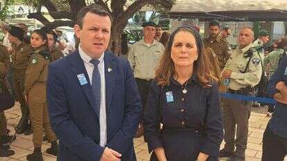 חברי הכנסת מיכל וולדיגר ויבגני סובה בבית העלמין ברעננה ביום הזיכרון. | קובי דהן