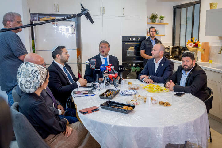 השר בן גביר וחברי עוצמה יהודית בשדרות. | פלאש 90