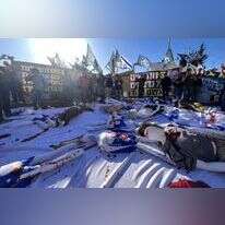 מיצג גופות מול הבית של השר בן גביר. | אחים לנשק