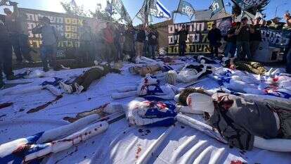 מיצג גופות מול הבית של השר בן גביר. | אחים לנשק מיצג גופות מול הבית של השר בן גביר. | אחים לנשק