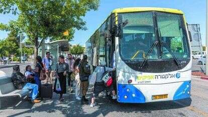 "על המסך כתוב שהאוטובוס יגיע בעוד דקה". גבעת התחמושת