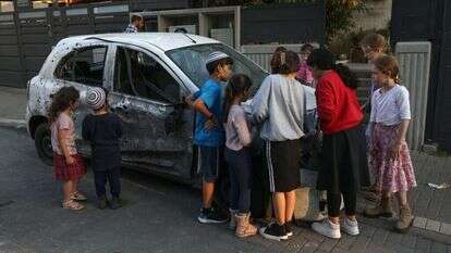 ילדים ליד רכב שנפגע מהרקטות שנורו לעבר שדרות בשבוע שעבר. | AFP