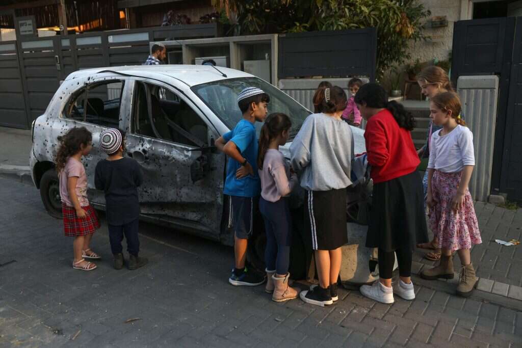 ילדים ליד רכב שנפגע מהרקטות שנורו לעבר שדרות בשבוע שעבר. | AFP