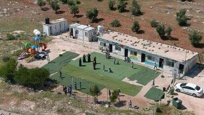 מבנה בית הספר הלא חוקי שנהרס. | תנועת רגבים