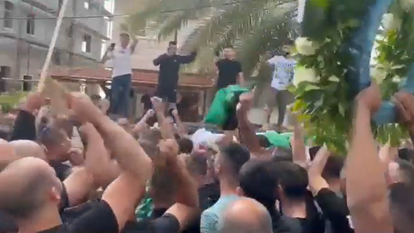 הלוויתו של דיאר עמרי בכפר סנדלה. | מסך מתוך הטוויטר