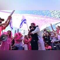 טקס נישואים המוני בהפגנת בשמאל בתל אביב. | תומר נויברג פלאש 90