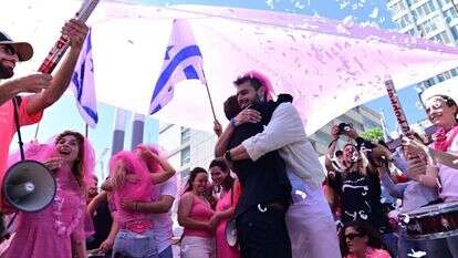 טקס נישואים המוני בהפגנת בשמאל בתל אביב. | תומר נויברג פלאש 90