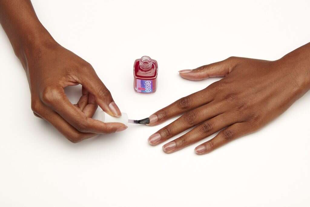 מוצר חדש של אססי לחיזוק הציפורניים מלאות ברק. | יח"צ