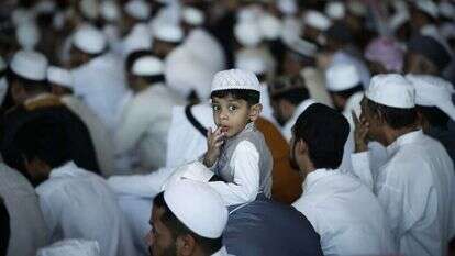 מתפללים במסגד בפנמה. | EPA