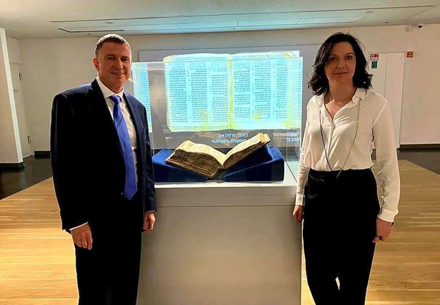 אירינה נבזלין ובעלה יולי אדלשטיין עם קודקס תנך ששון. | איציק בירן