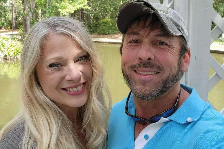 סקוט דוביס, יועץ צבאי אמריקני שנהרג בתקיפת מל"ט בסוריה, עם אשתו. | באדיבות משפחת דוביס