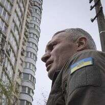 ראש עיריית קייב ויטלי קליטשקו, ליד בניין שניזוק מתקיפות המל"טים הרוסיים | Andrew Kravchenko, AP ראש עיריית קייב ויטלי קליטשקו, ליד בניין שניזוק מתקיפות המל"טים הרוסיים | Andrew Kravchenko, AP