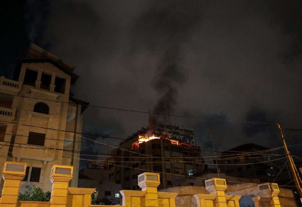 ביתו של בכיר הג'יהאד האסלאמי עולה באש לאחר שצה"ל תקף אווירית את רצועת עזה, הלילה, מבצע מגן וחץ. | EPA ביתו של בכיר הג'יהאד האסלאמי עולה באש לאחר שצה"ל תקף אווירית את רצועת עזה, הלילה, מבצע מגן וחץ. | EPA