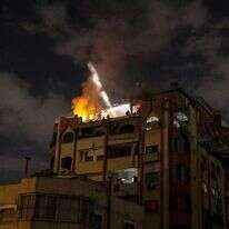 ביתו של בכיר הג'יהאד האסלאמי עולה באש לאחר שצה"ל תקף אווירית את רצועת עזה, הלילה, מבצע מגן וחץ. | EPA