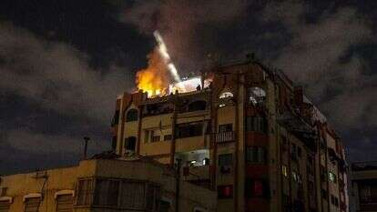 ביתו של בכיר הג'יהאד האסלאמי עולה באש לאחר שצה"ל תקף אווירית את רצועת עזה, הלילה, מבצע מגן וחץ. | EPA