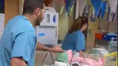 פינוי למחלקות ממוגנות בבית החולים סורוקה. | מסך מתוך סרטון שצילמה רחל דוד, המרכז הרפואי סורוקה