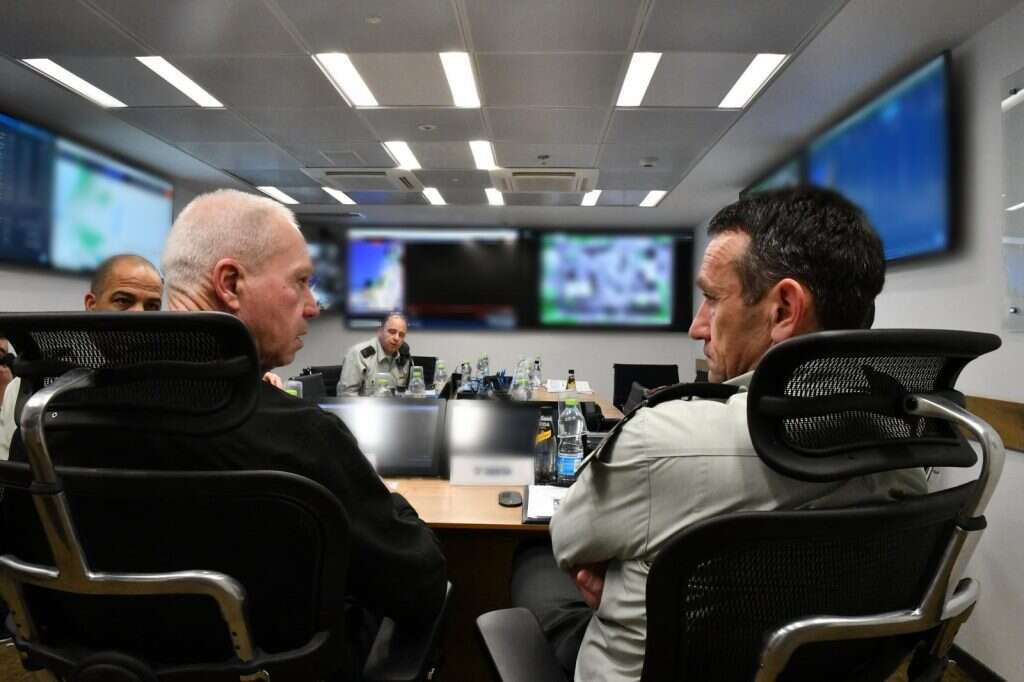 הרצי הלוי ויואב גלנט בקרייה. | אריאל חרמוני, משרד הביטחון