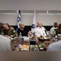 נתניהו והנגבי בזמן מבצע מגן וחץ. | אריאל חרמוני, משרד הביטחון.