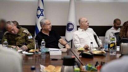 נתניהו והנגבי בזמן מבצע מגן וחץ. | אריאל חרמוני, משרד הביטחון.