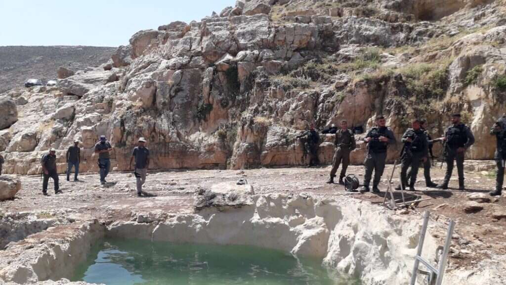 אנשי המנהל האזרחי ליד עין ראשש, היום