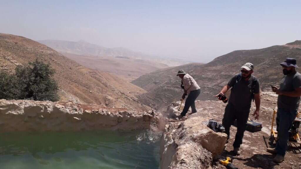 אנשי המנהל האזרחי הורסים את עין ראשש שבמזרח בנימין. אנשי המנהל האזרחי הורסים את עין ראשש שבמזרח בנימין.