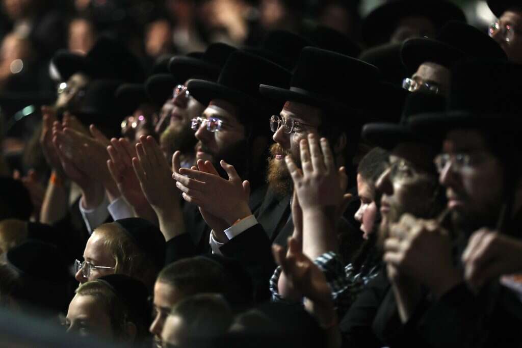 מתפללים במירון. | EPA מתפללים במירון. | EPA