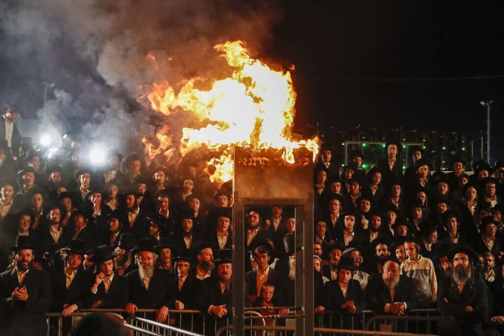 מעמד הדלקה במירון. | EPA מעמד הדלקה במירון. | EPA