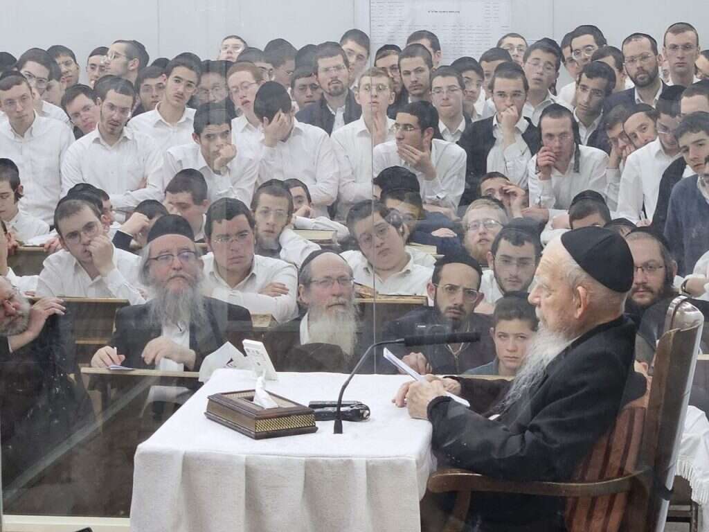 שיעור בישיבת פוניבז