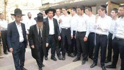 הרב אדלשטיין עם תלמידים. | שוקי לרר