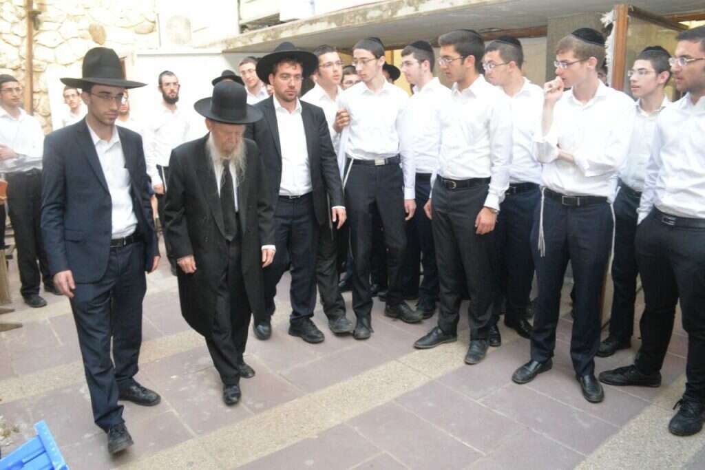 הרב אדלשטיין עם תלמידים. | שוקי לרר