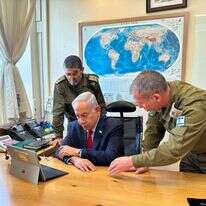 ראש הממשלה בנימין נתניהו ברגע התקיפה האחרונה ברצועת עזה, עוקב ומתעדכן ע"י מזכירו הצבאי אלוף אבי גיל