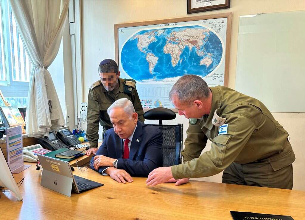 ראש הממשלה בנימין נתניהו ברגע התקיפה האחרונה ברצועת עזה, עוקב ומתעדכן ע"י מזכירו הצבאי אלוף אבי גיל