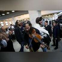 מתפללים בקבר ר' נחמן מברסלב. | פלאש90