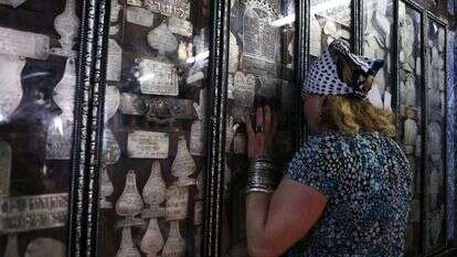 מתפללת בבית הכנסת העתיק בג'רבה. | EPA