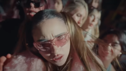 מתוך הלהיט "תיק קטן". | מסך