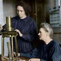 גם הבת זכתה בפרס נובל, אך תיאור חייה משעמם יותר. מארי קירי ובתה אירן, 1925. | גטי אימג'ס