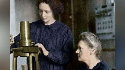 גם הבת זכתה בפרס נובל, אך תיאור חייה משעמם יותר. מארי קירי ובתה אירן, 1925. | גטי אימג'ס