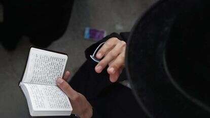 מתפלל במירון. | EPA