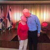 השר יואב גלנט ואימו פרומה ז"ך. מתוך דך הפיסבוק של שר הביטחון