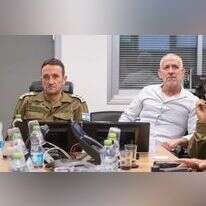 ראש המטה הכללי, רב-אלוף הרצי הלוי, וראש שירות הביטחון הכללי, רונן בר, הלילה (ה׳) ב״בור״ בקריה, במהלך סיכולו של מפקד הכוח הרקטי של הגא״פ. | דו"צ