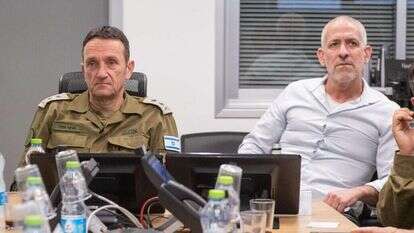 ראש המטה הכללי, רב-אלוף הרצי הלוי, וראש שירות הביטחון הכללי, רונן בר, הלילה (ה׳) ב״בור״ בקריה, במהלך סיכולו של מפקד הכוח הרקטי של הגא״פ. | דו"צ