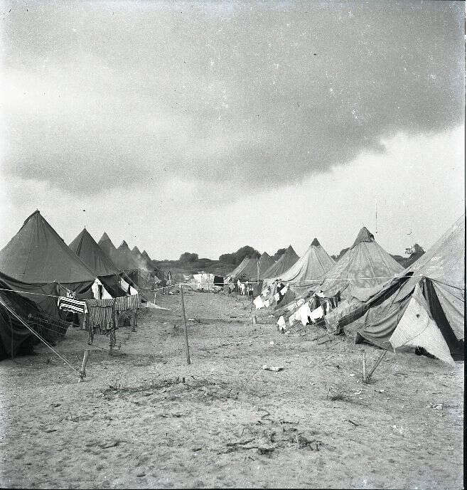 האתגר העיקרי היה הבדלי התרבות. מעברת שער עלייה, חיפה, 1951. | אוסף מיתר, האוסף הלאומי לתצלומים ע"ש משפחת פריצקר, הספרייה הלאומית.