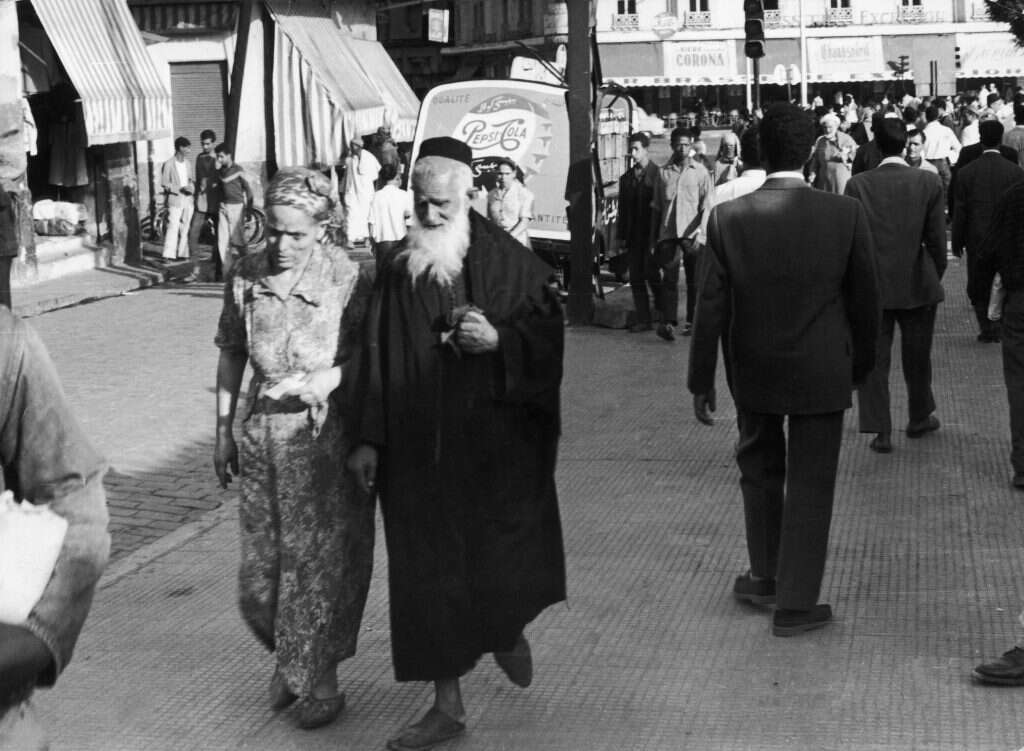 כל הרכוש נותר במרוקו אבל ההורים לא קיטרו. זוג יהודי ברחובות קזבלנקה שבמרוקו, 1957. | גטי אימג'ס