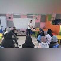 עידו גלעד בשיעור עברית מטעם עמותת בודור בבית ספר בביר־הדאג'