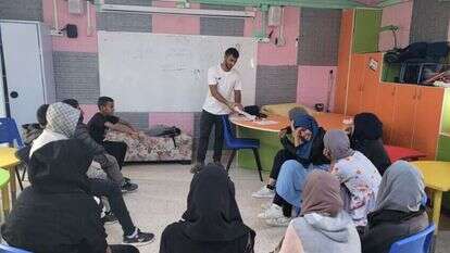 עידו גלעד בשיעור עברית מטעם עמותת בודור בבית ספר בביר־הדאג'