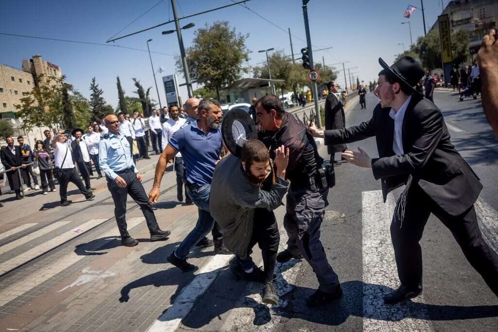 "אנחנו עומדים בזמנים למרות הבעיות". הפגנות נגד הרכבת הקלה. | יונתן זינדל, פלאש 90