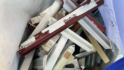 המזוזות שנמצאו בביתו של החשוד. | דוברות המשטרה