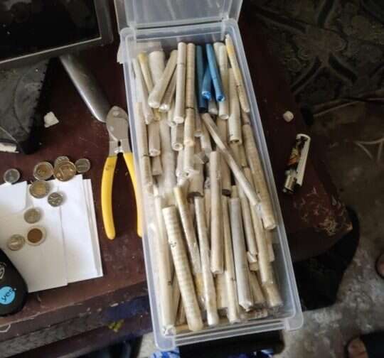 קלפי המזוזות שנמצאו בביתו של החשוד. | דוברות המשטרה