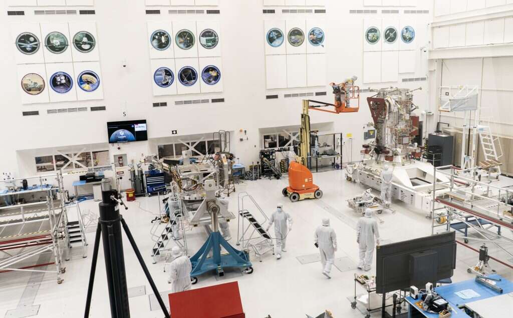 טכנאים וגשושיות ב"חדר הנקי" במעבדה להנעה סילונית. | מלינה מארה, הוושינגטון פוסט